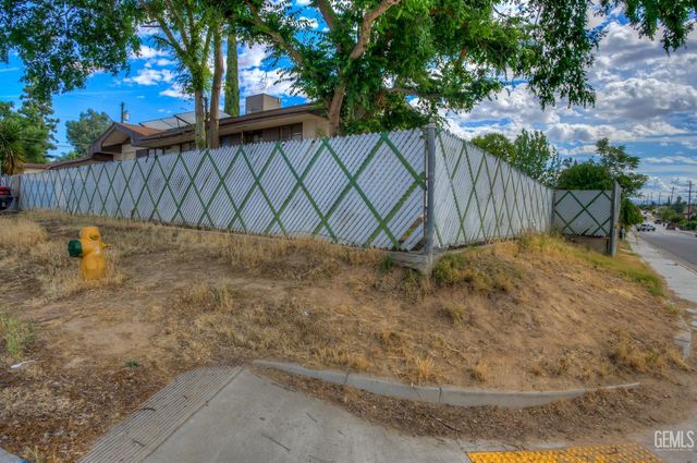 2701 N Inyo Street, Bakersfield, CA 93305