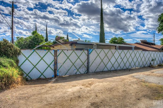 2701 N Inyo Street, Bakersfield, CA 93305
