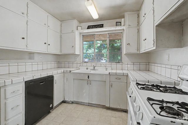 2701 N Inyo Street, Bakersfield, CA 93305