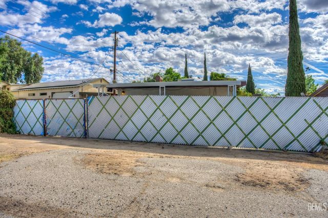 2701 N Inyo Street, Bakersfield, CA 93305