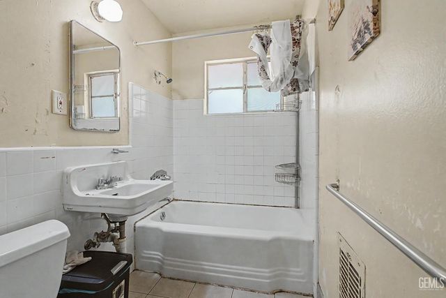 2701 N Inyo Street, Bakersfield, CA 93305