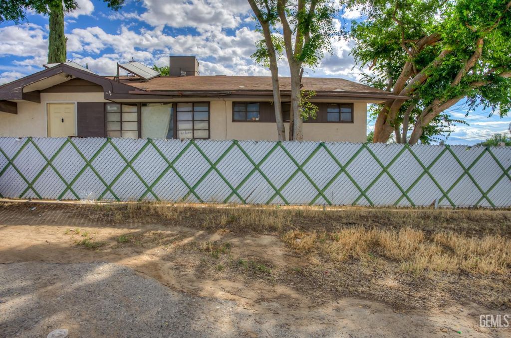 2701 N Inyo Street, Bakersfield, CA 93305