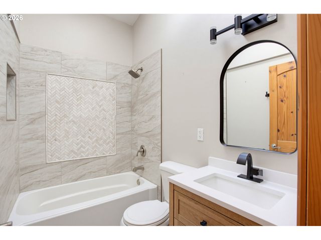 17716 Ne 232ND Ave, Brush Prairie, WA 98606