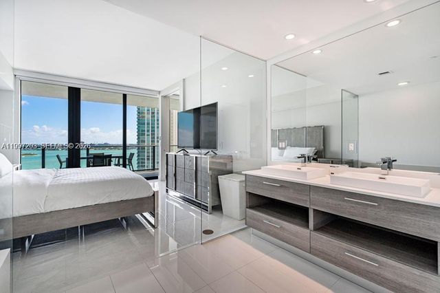 650 NE 32nd St 2005, Miami, FL 33137