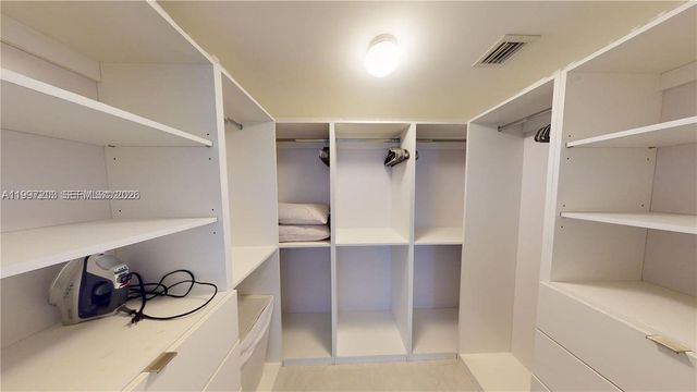 650 NE 32nd St 2005, Miami, FL 33137