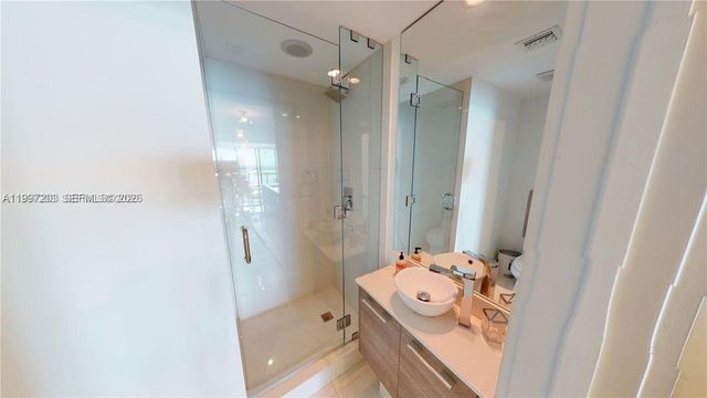 650 NE 32nd St 2005, Miami, FL 33137