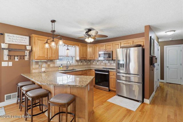 236 Bentwood Dr, Shepherdsville, KY 40165