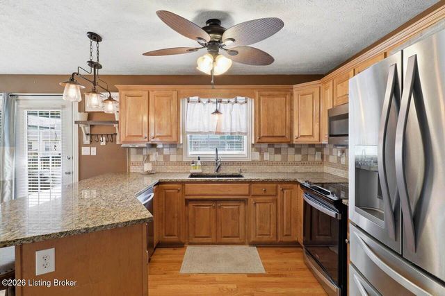 236 Bentwood Dr, Shepherdsville, KY 40165