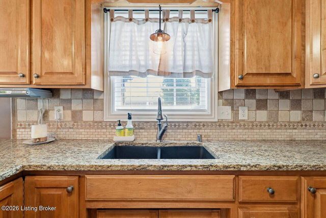 236 Bentwood Dr, Shepherdsville, KY 40165