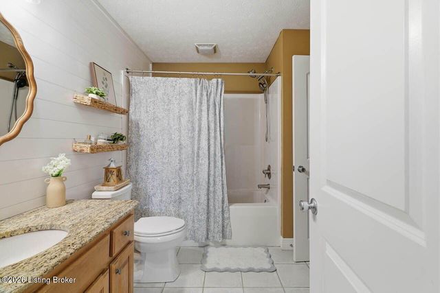 236 Bentwood Dr, Shepherdsville, KY 40165