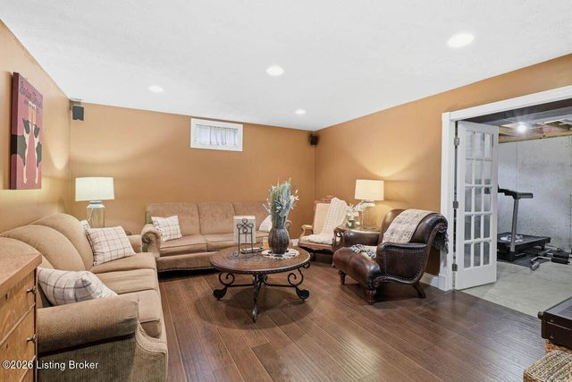 236 Bentwood Dr, Shepherdsville, KY 40165