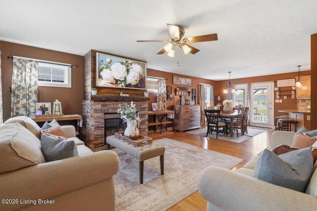 236 Bentwood Dr, Shepherdsville, KY 40165