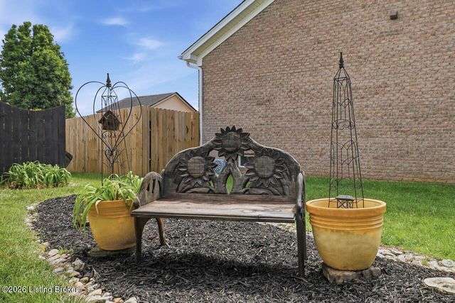 236 Bentwood Dr, Shepherdsville, KY 40165