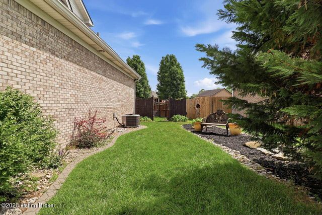 236 Bentwood Dr, Shepherdsville, KY 40165