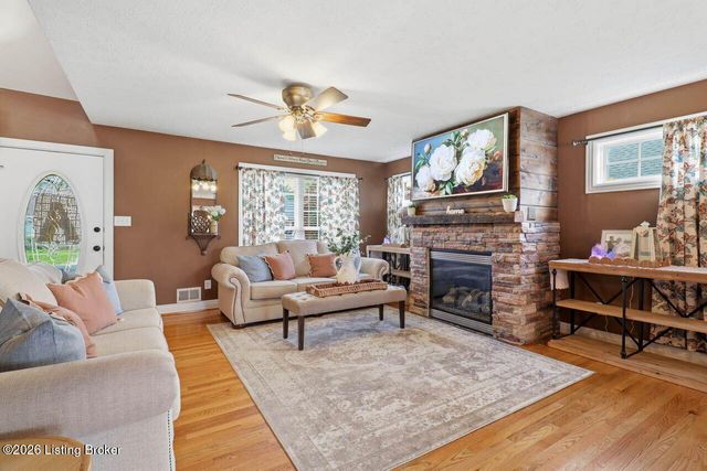 236 Bentwood Dr, Shepherdsville, KY 40165