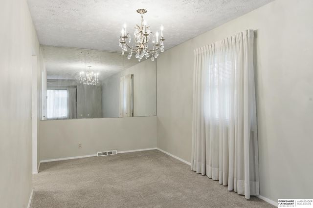 10529 O Street, Omaha, NE 68127