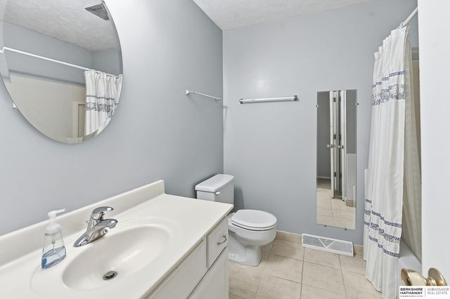 10529 O Street, Omaha, NE 68127