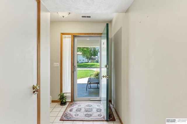 10529 O Street, Omaha, NE 68127