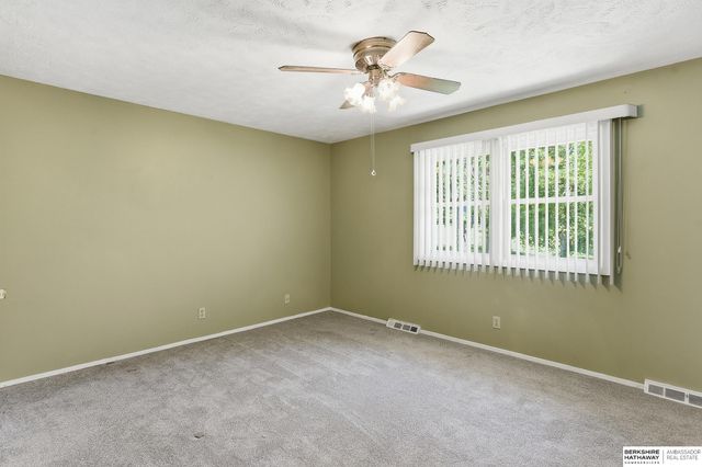 10529 O Street, Omaha, NE 68127