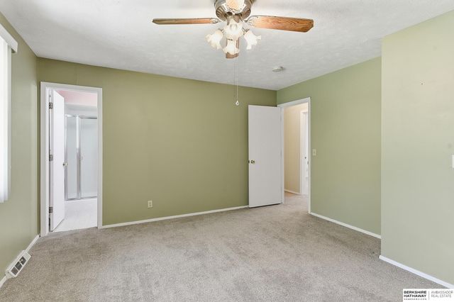 10529 O Street, Omaha, NE 68127