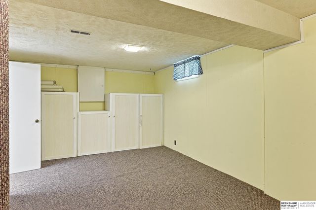 10529 O Street, Omaha, NE 68127