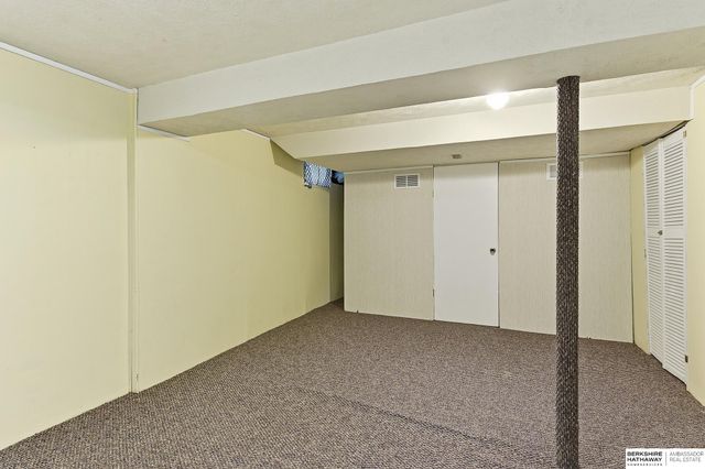 10529 O Street, Omaha, NE 68127