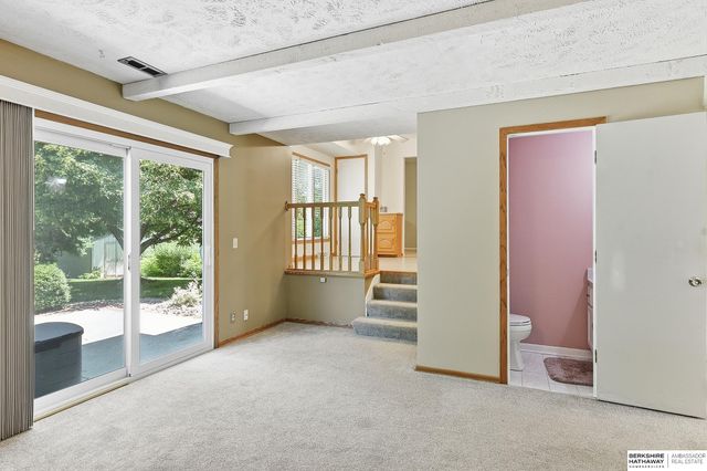 10529 O Street, Omaha, NE 68127