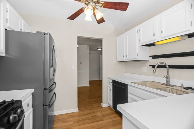 7010 Brighton Court 204, Woodridge, IL 60517