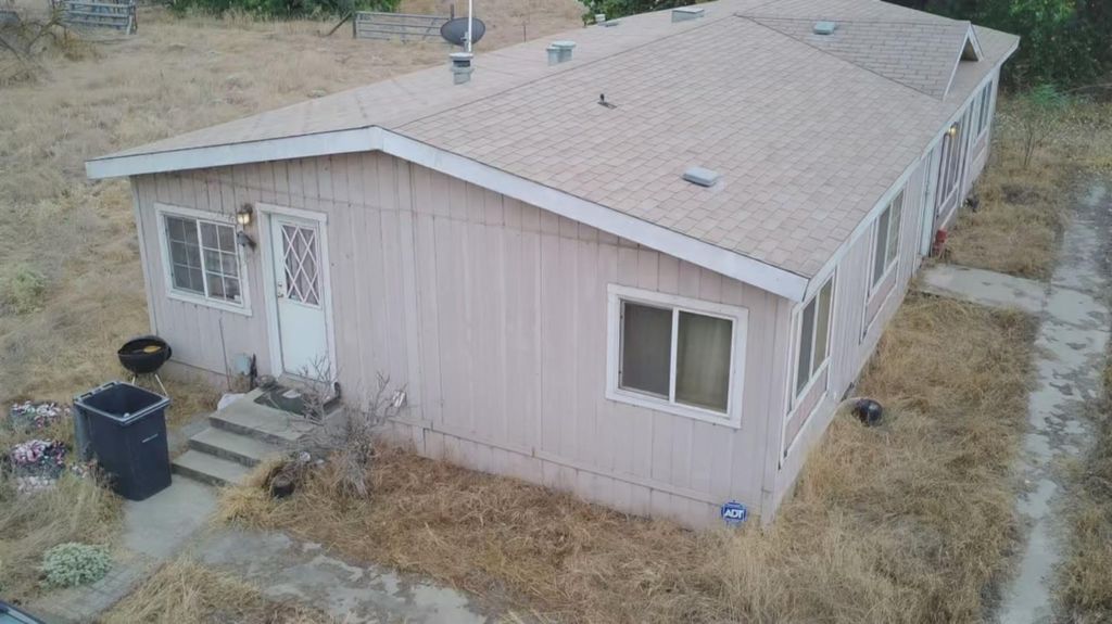 Image 10 of property listing at 33576 Road 220 #a, Woodlake, CA 93286