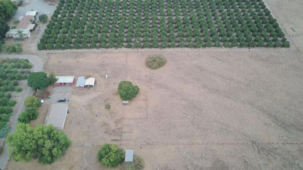 Image 5 of property listing at 33576 Road 220 #a, Woodlake, CA 93286