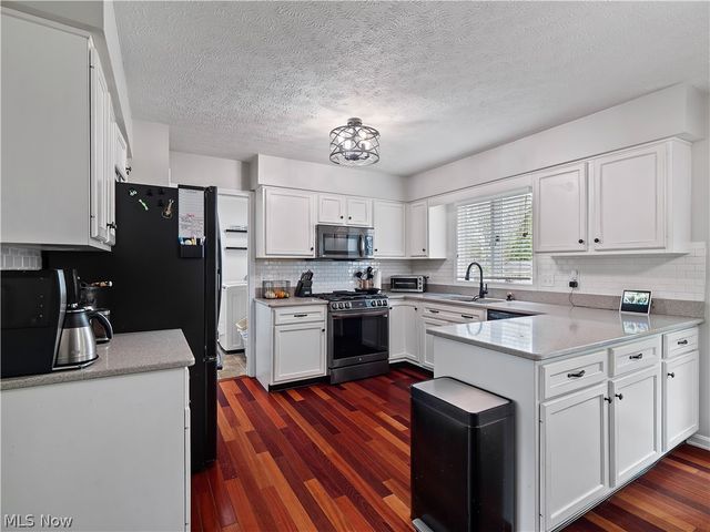 718 Wedgewood Drive, Avon Lake, OH 44012
