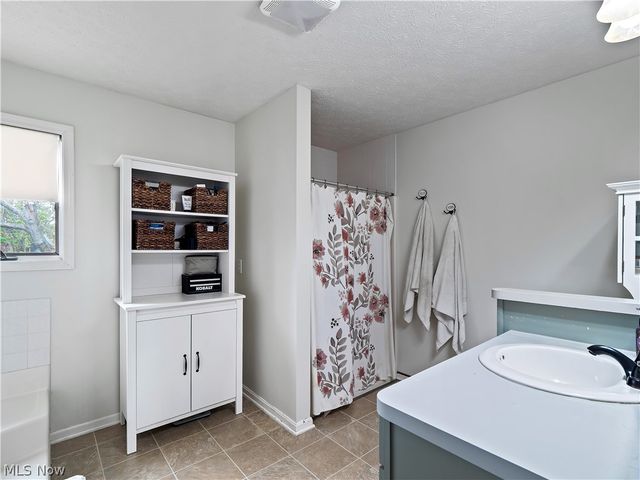 718 Wedgewood Drive, Avon Lake, OH 44012