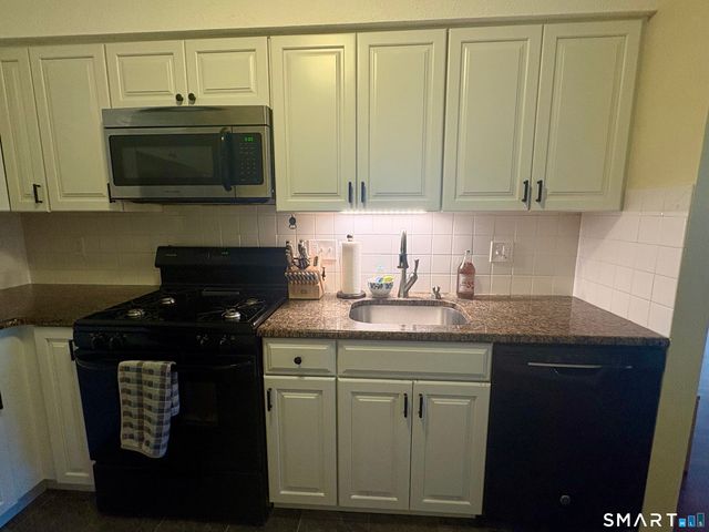 602 Longfellow Drive 602, Branford, CT 06405