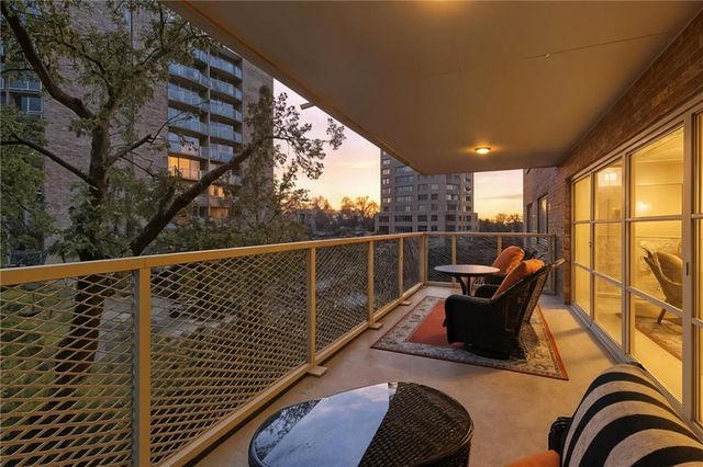 310 W 49th Street 403, Kansas City, MO 64112
