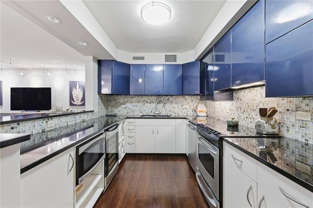 310 W 49th Street 403, Kansas City, MO 64112