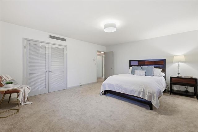 310 W 49th Street 403, Kansas City, MO 64112