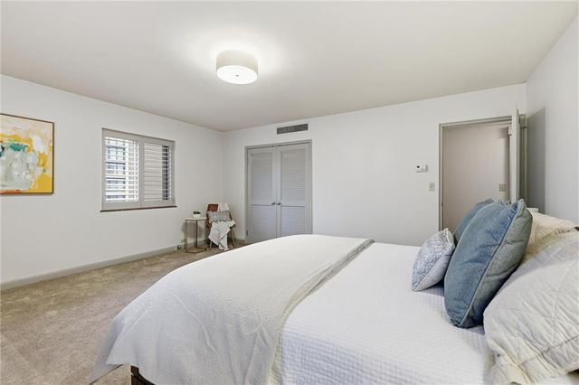 310 W 49th Street 403, Kansas City, MO 64112