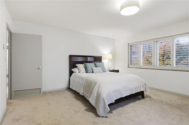 310 W 49th Street 403, Kansas City, MO 64112