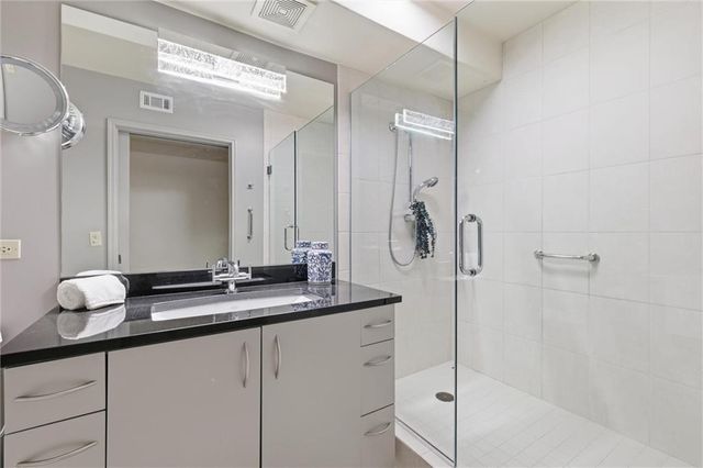 310 W 49th Street 403, Kansas City, MO 64112