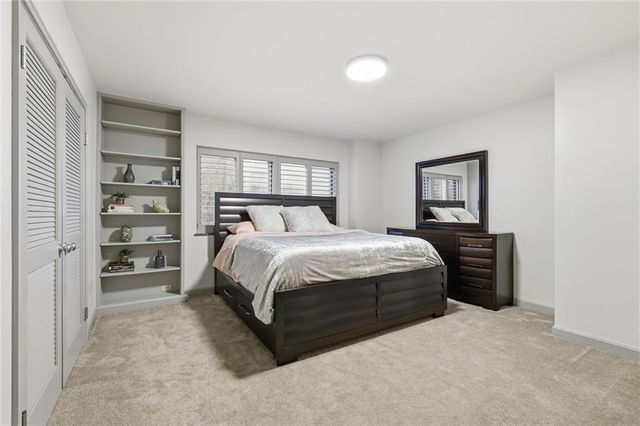 310 W 49th Street 403, Kansas City, MO 64112