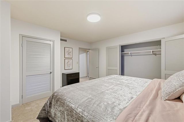 310 W 49th Street 403, Kansas City, MO 64112