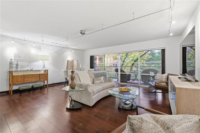 310 W 49th Street 403, Kansas City, MO 64112