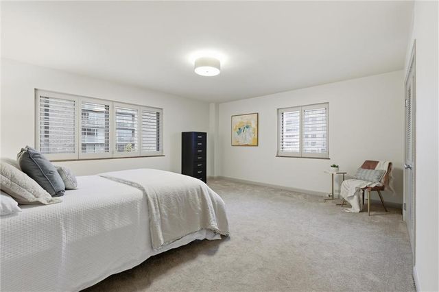 310 W 49th Street 403, Kansas City, MO 64112