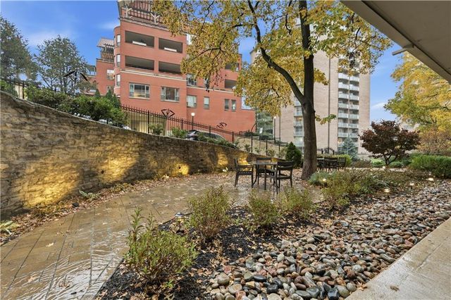 310 W 49th Street 403, Kansas City, MO 64112