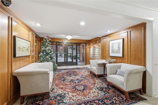 310 W 49th Street 403, Kansas City, MO 64112