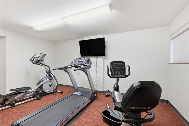310 W 49th Street 403, Kansas City, MO 64112