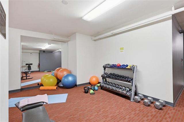 310 W 49th Street 403, Kansas City, MO 64112