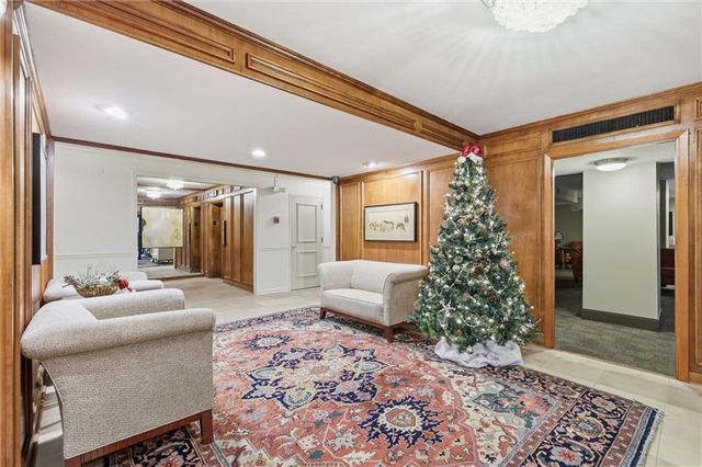 310 W 49th Street 403, Kansas City, MO 64112