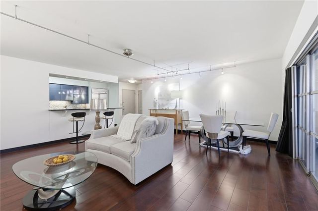 310 W 49th Street 403, Kansas City, MO 64112