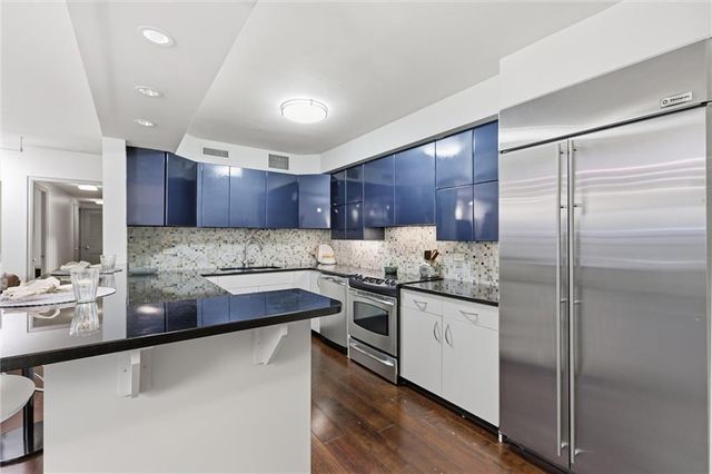 310 W 49th Street 403, Kansas City, MO 64112